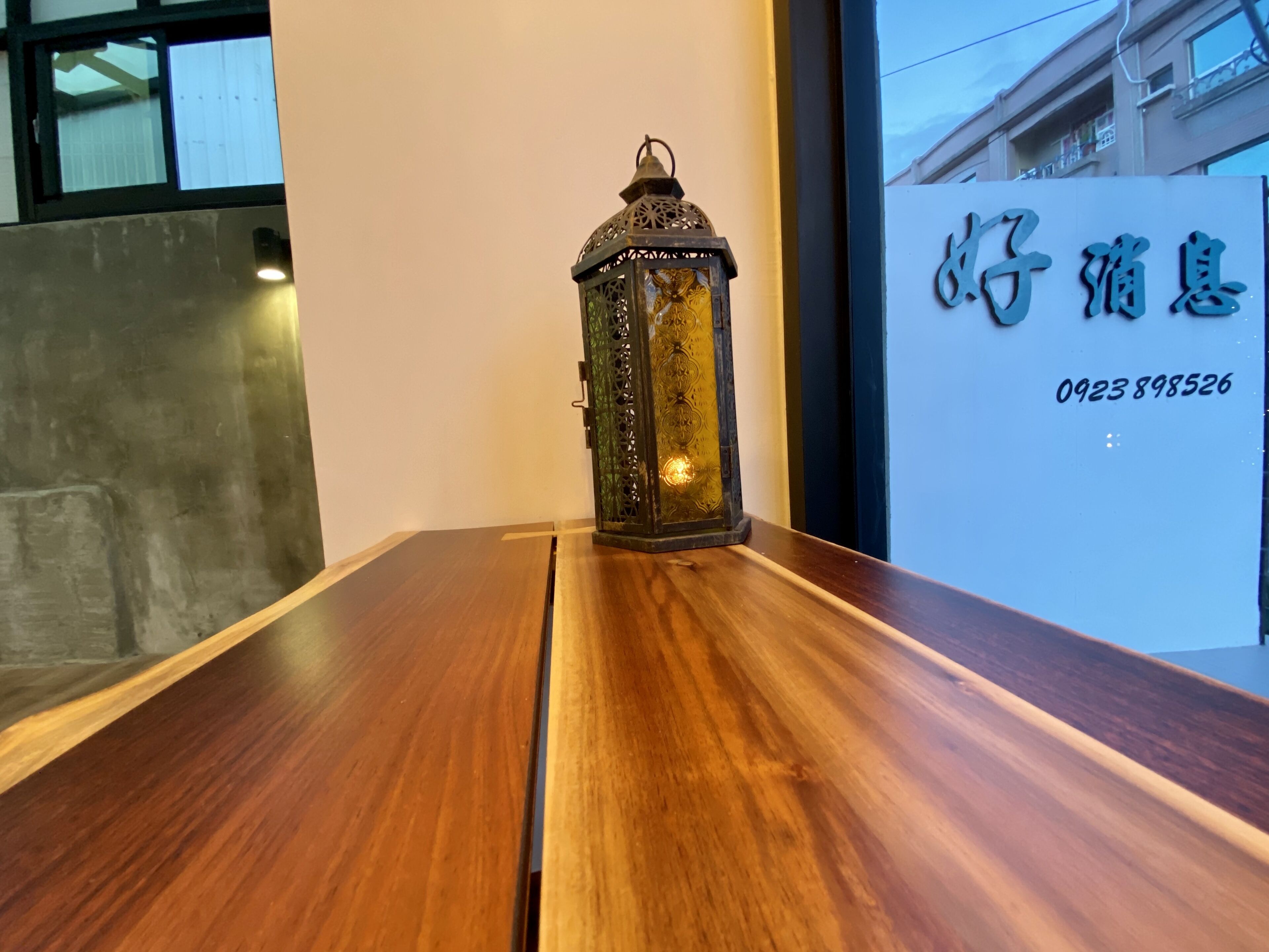 Ein Holztisch mit einer dekorativen Laterne in der Mitte.