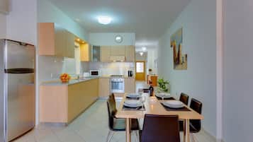 Jääkaappi, mikroaaltouuni, uuni, leivänpaahdin