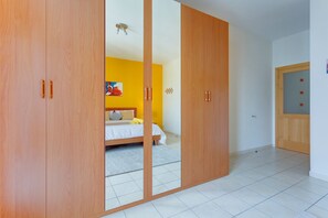 2 Schlafzimmer, Bügeleisen/Bügelbrett