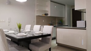 Leilighet – premium | Spiseområde på rommet