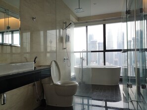 3R3B (Premium) | Bathroom | Shower, rainfall showerhead, free toiletries, hair dryer - Setia Sky by Urban Homes (Kuala Lumpur)