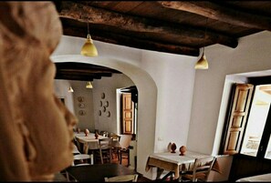 Déjeuner et dîner servis sur place, vue sur la piscine