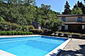 Piscine extérieure (ouverte en saison), chaises longues