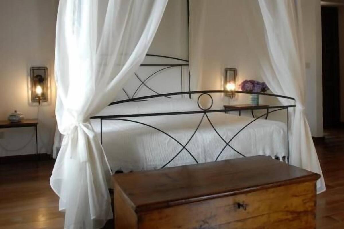 Kamer, 1 twee- of 2 eenpersoonsbedden | Een bureau, gratis babybedden, beddengoed