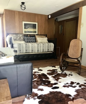 2 bedrooms, desk, free WiFi, bed sheets - Riverfront Cabin Oasis/PSU football/Elk viewing (Karthaus)