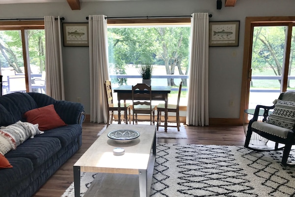 Televisor, reproductor de DVD, taula de tennis de taula i llibres