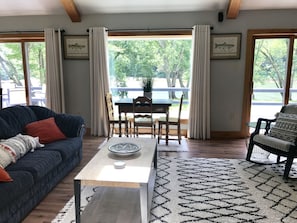 TV, DVD player, ping pong, books - Riverfront Cabin Oasis/PSU football/Elk viewing (Karthaus)