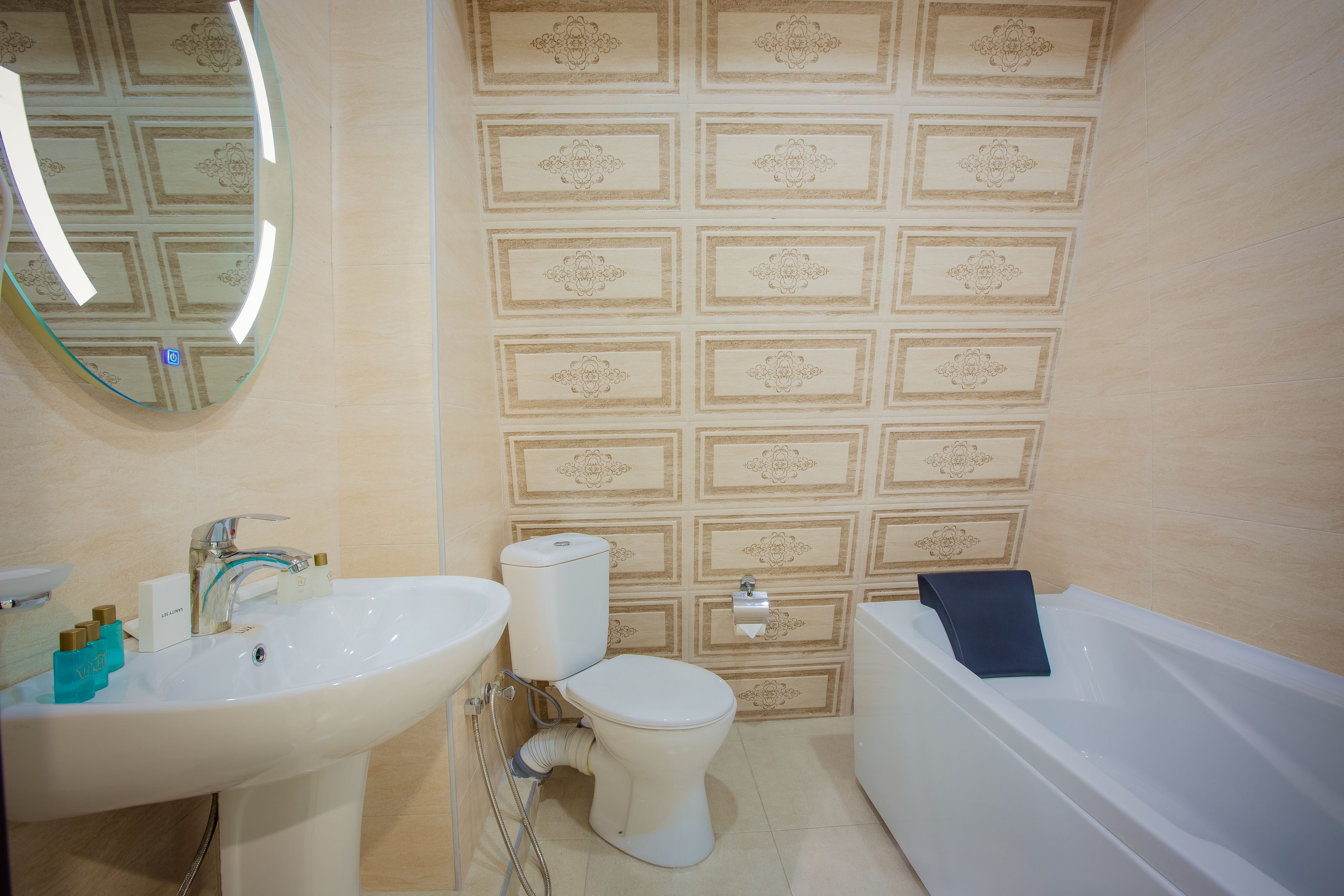 comfort triple room | bathroom | combined shower/bathtub, deep-soaking bathtub, rainfall showerhead