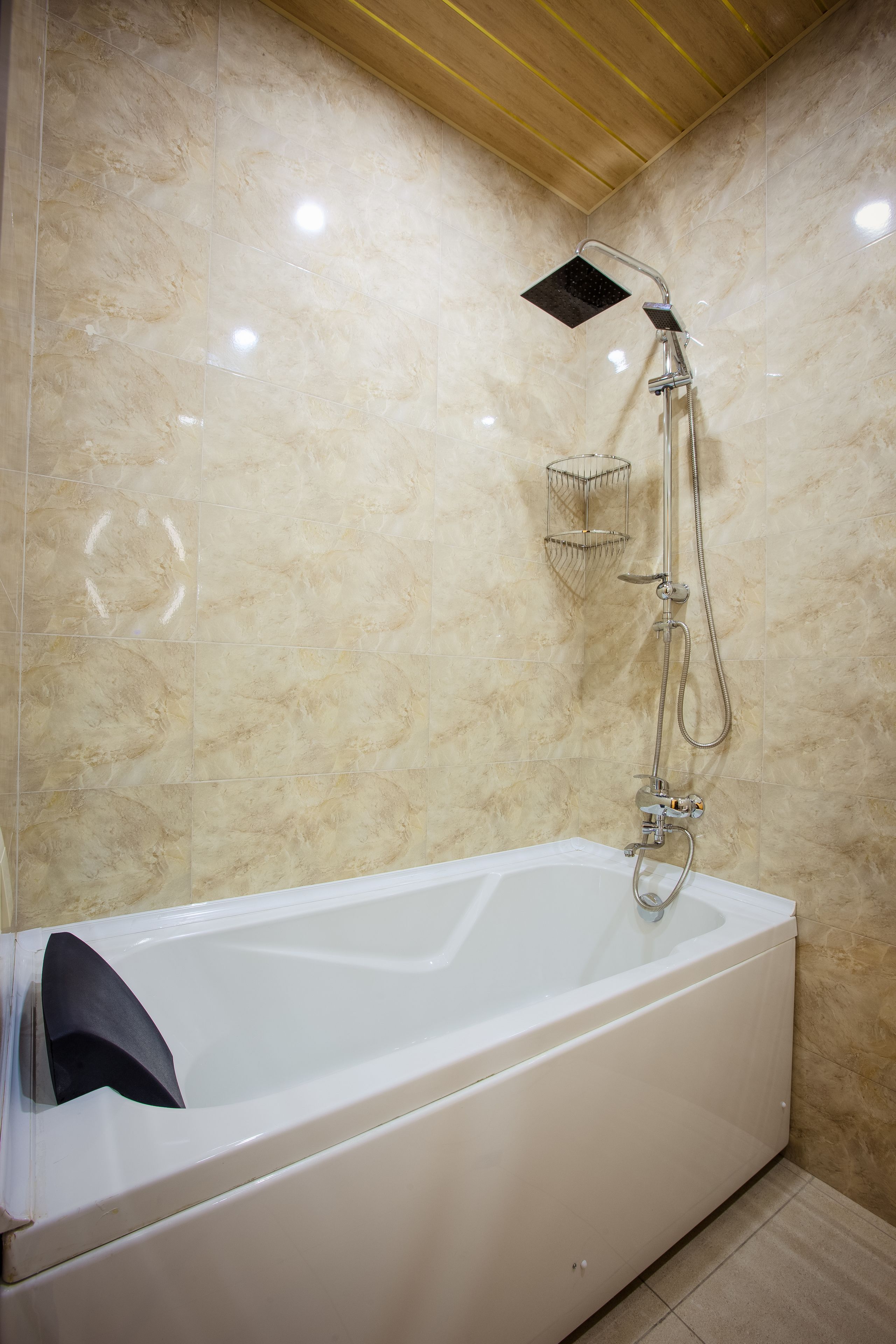 deluxe double room | bathroom | combined shower/bathtub, deep-soaking bathtub, rainfall showerhead