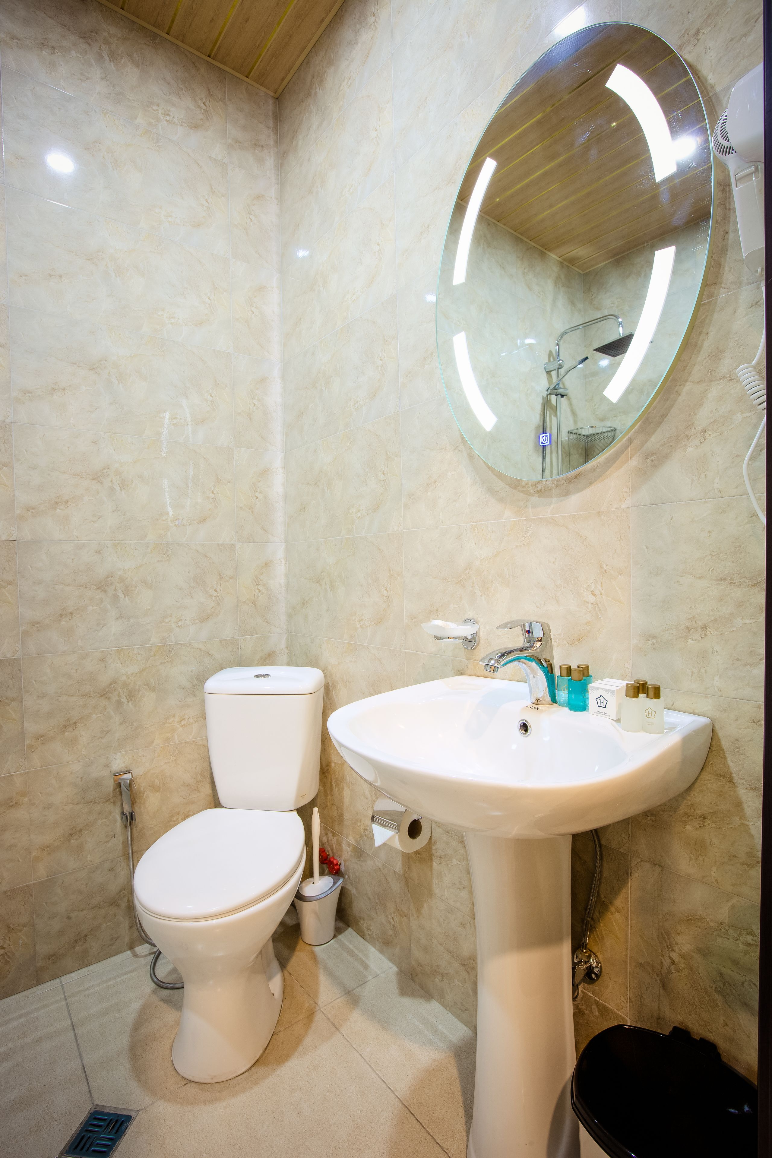 deluxe double room | bathroom | combined shower/bathtub, deep-soaking bathtub, rainfall showerhead