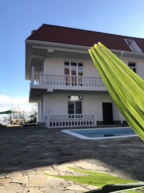 Outdoor pool, pool umbrellas, sun loungers - Villa Park Izobilnoe (Dobrovelychkivka)