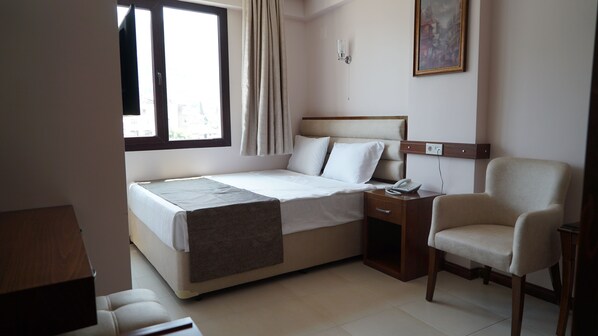 Basic dubbelrum | Minibar med vissa gratis produkter och värdeförvaringsskåp på rummet