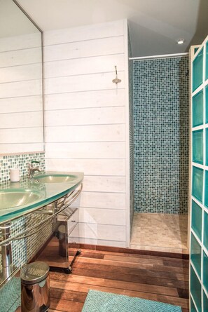 Bañera, secador de pelo y toallas