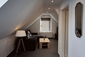 Apartment, 1 Bedroom (Nr. 5, 2.Obergeschoss links) | Living area | 55-inch flat-screen TV with satellite channels, TV - Boardinghouse Apart-Hotel (Oberkochen)