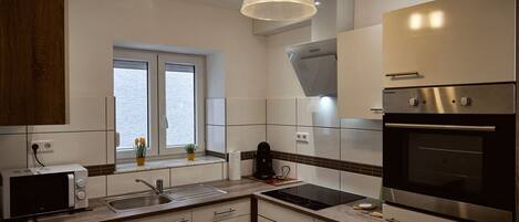 Kylskåp, mikrovågsugn, spishäll och diskmaskin