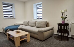 55-inch flat-screen TV with satellite channels, TV - Boardinghouse Apart-Hotel (Oberkochen)