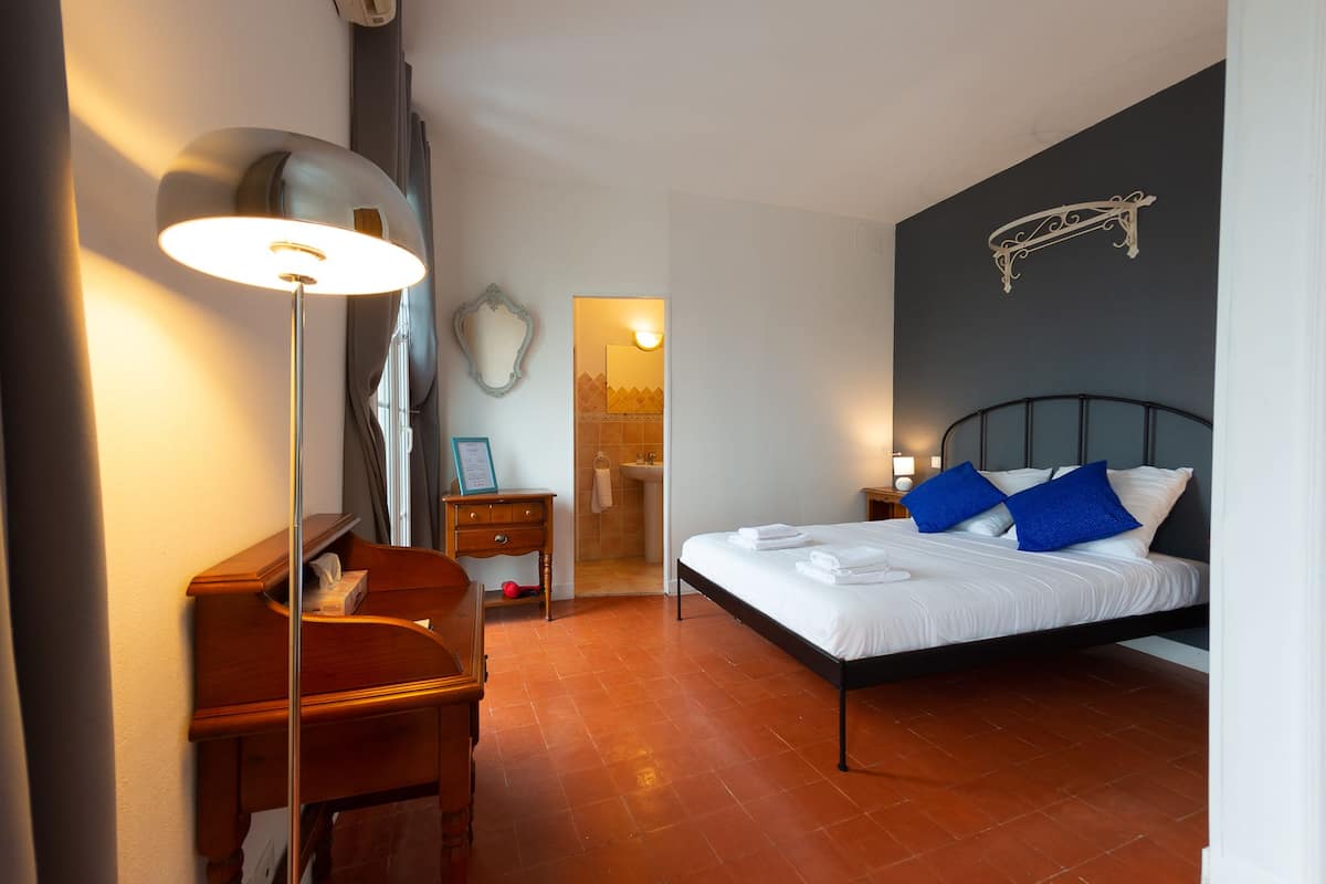 Habitación doble económica, 1 cama matrimonial, para no fumadores, baño privado | Ropa de cama de alta calidad y decoración personalizada