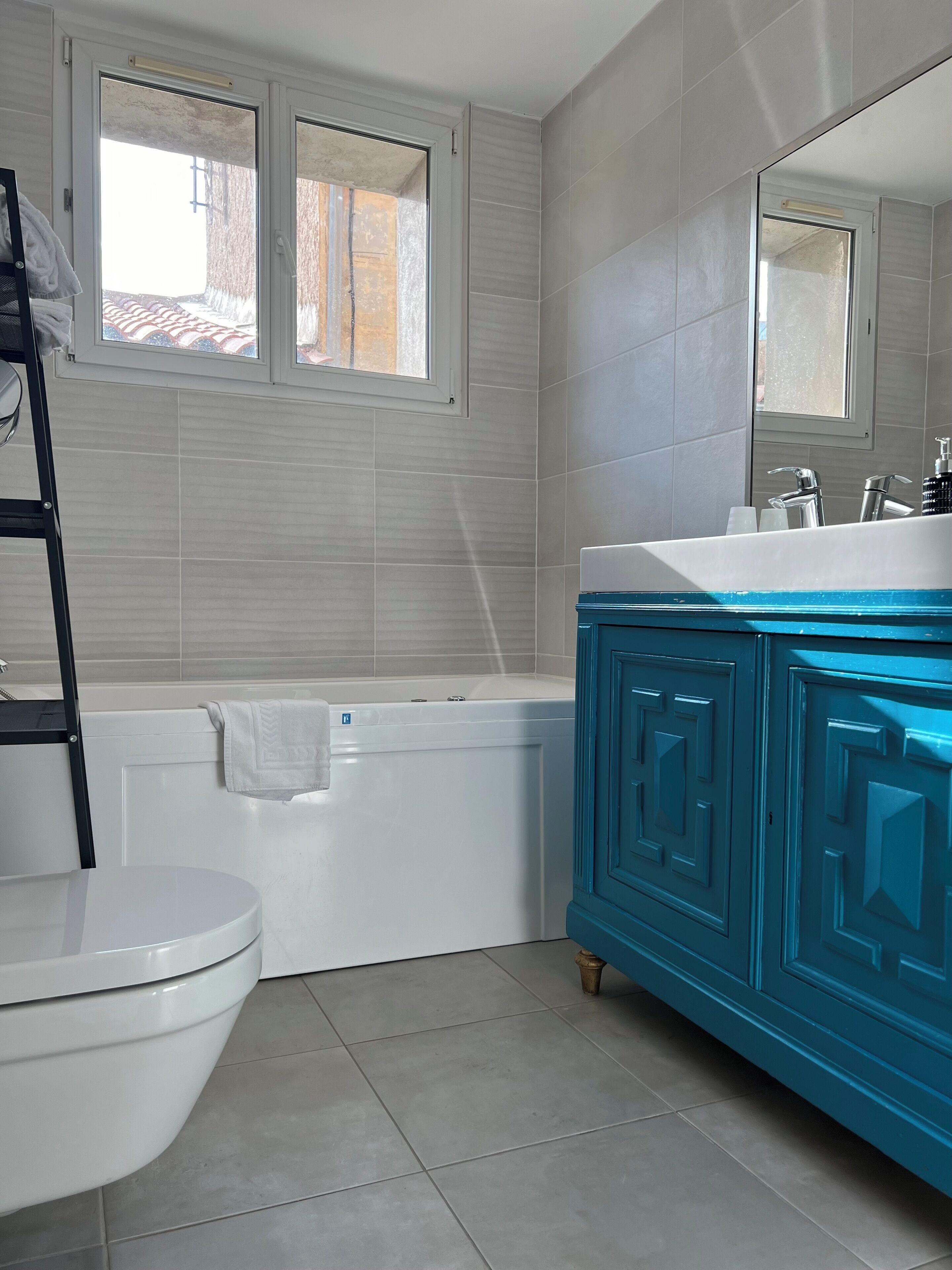 Chambre Double Confort, plusieurs lits, non-fumeurs, baignoire à jets | Salle de bain | Articles de toilette gratuits, sèche-cheveux, serviettes fournies, savon