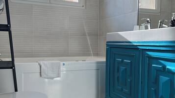 Chambre Double Confort, plusieurs lits, non-fumeurs, baignoire Ă jets | Salle de bain | Articles de toilette gratuits, sĂšche-cheveux, serviettes fournies, savon