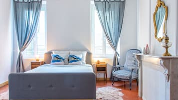 Habitación doble Confort, varias camas, para no fumadores, hidromasaje | Ropa de cama de alta calidad y decoración personalizada