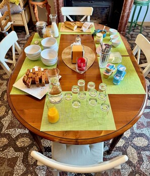 Free daily continental breakfast  - Entre MIDI - Maison d'Hôtes - B&B (Capestang)
