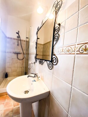 Doppia Economy, 1 letto matrimoniale, non fumatori, bagno privato | Bagno | Set di cortesia gratuito, asciugacapelli, asciugamani, sapone