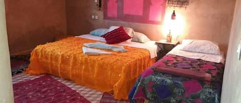 Cortinas blackout, wifi gratis y ropa de cama