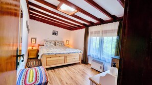 4 quartos, escrivaninha, ferros/tábuas de passar roupa