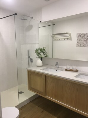 Dusche, Haartrockner, Handtücher, Seife