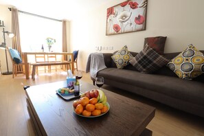 Premier-Haus | Wohnbereich | 50-Zoll-Flachbildfernseher mit Kabelempfang, Smart-TV, Netflix