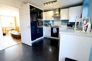 Premier-Haus | Eigene Küche | Kühlschrank, Mikrowelle, Herdplatte, Wasserkocher mit Kaffee-/Teezubehör