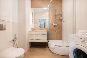 Superior Apartment | Bathroom shower - Warsaw Spire Metro Apartment (Warsaw)