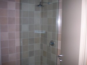 Dusche, Haartrockner, Bidet, Handtücher