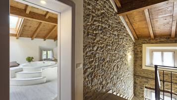 Suíte luxo, banheira de hidromassagem | Frigobar, escrivaninha, quartos à prova de som, berços grátis