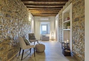 Coin salon dans le hall