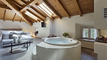 Suíte luxo, banheira de hidromassagem | Frigobar, escrivaninha, quartos à prova de som, berços grátis