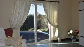 Bungalow – comfort, hageutsikt | Oppholdsområde