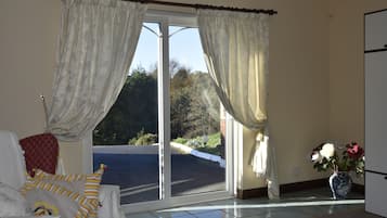 Bungalow Confort, vista al jardín | Área de sala de estar