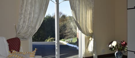 Bungalow Confort, vue sur le jardin | Aire de séjour