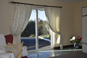 Comfort Bungalow, Garden View | Living area