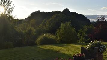 Kamar Triple Deluks, ensuite (with Castle View) | Pemandangan dari kamar