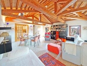 Alloggio su due livelli, 2 camere da letto, vista canale, lato giardino | Area soggiorno | TV a schermo piatto