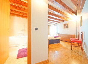 Alloggio su due livelli, 2 camere da letto, vista canale, lato giardino | Bagno | Asciugacapelli, bidet, asciugamani, sapone