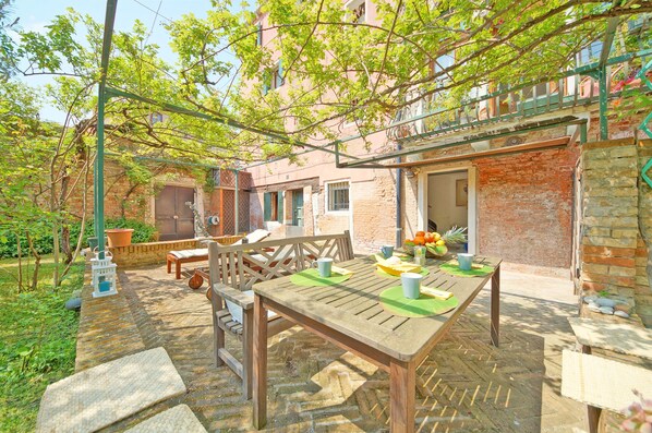 Alloggio su due livelli, 2 camere da letto, vista canale, lato giardino | Terrazza/patio