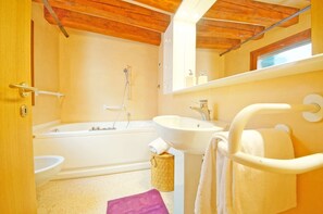 Maisonette, 2 Schlafzimmer, Kanalblick, zum Garten hin | Badezimmer | Haartrockner, Bidet, Handtücher, Seife