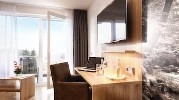 Habitación doble | Área de sala de estar | Televisión de pantalla plana