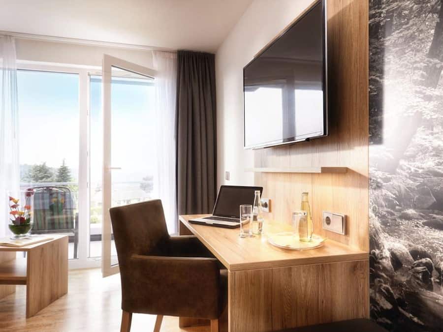 Tweepersoonskamer | Woonruimte | Een flatscreentelevisie