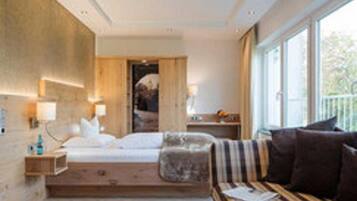 Ropa de cama hipoalergénica y caja de seguridad en la habitación