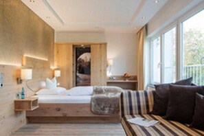 Ropa de cama hipoalergénica y caja de seguridad en la habitación