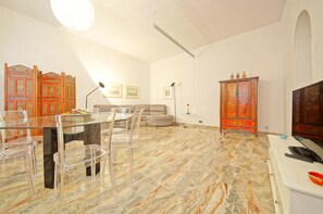 Apartment | Wohnbereich | Flachbildfernseher